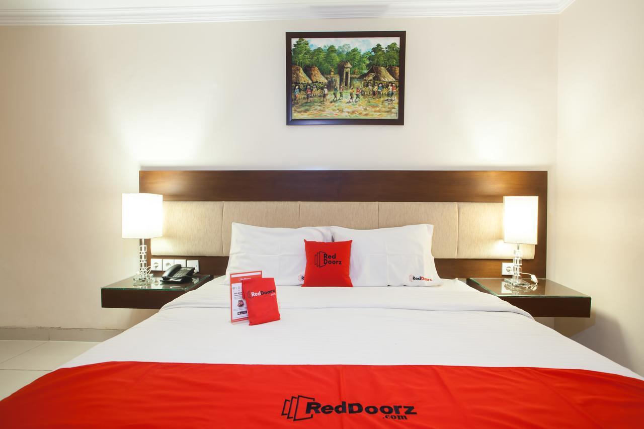 מלון Wonotjolo Reddoorz Premium @ Raya Nginden מראה חיצוני תמונה